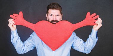 Son derece romantik aşık olmak. Kalp krizi ve kalp ağrısı sahip. Büyük kırmızı kalp tutan sağlıksız adam. Sevgililer 14 Şubat'ta ifade aşk dostum. Aşk hastalık ve kalp sorunları