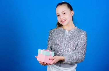 Hediye kutusu mavi arka planı olan bir kız. Kara Cuma. Alışveriş günü. Sevimli sevimli çocuk hediye kutusu taşıyor. Sürpriz hediye kutusu. Doğum günü dileği listesi. Mutluluk dünyası. Her gün özel şeyler oluyor. Kıymetlim