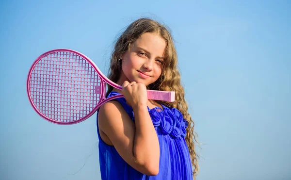 Aktivní život. Dítě hrát tenis modrá obloha pozadí. Sportovní kluk. Malá holka s růžovou tenisovou raketou. Letní volný čas. Sportovní hra. Hravé, veselé dítě. Šťastné dětství. Naprosto. Emocionální dítě — Stock fotografie