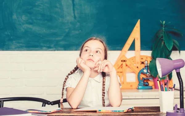 Nadenken over de toekomst. terug naar school. klein kind in de klas. toekomstig succes is studeren. digitale tijdperk met moderne technologie. meisje studeren met op school. Formeel informeel en niet-formeel onderwijs — Stockfoto