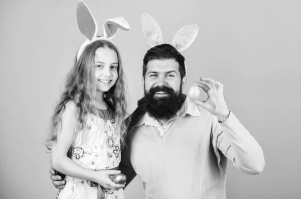 父と娘は、バニーの耳を着用します。父と子は、イースターを祝います。春の休日。イースターの精神。家族全員のためのイースターの活動。ハッピー イースター。ホリデイ ・ ウサギの長い耳。家族の伝統の概念 — ストック写真