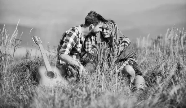 Canción romántica. El amor los inspira. Aire fresco y sentimientos puros. Romance senderista. Hermosa pareja romántica feliz sonriente rostros naturaleza fondo. Novio y novia con guitarra. Paseo romántico — Foto de Stock