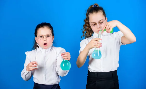 Éducation en biologie. les enfants étudient la chimie laboratoire. retour à l'école. écolier scientifique étudiant la science. petites filles intelligentes avec ballon d'essai. Engagé à trouver le remède — Photo