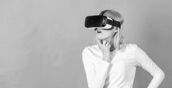 A mulher com óculos de realidade virtual. Mulher usando dispositivo de RV. Mulher sorridente alegre olhando em óculos VR. Aparelhos futuristas . — Fotografia de Stock
