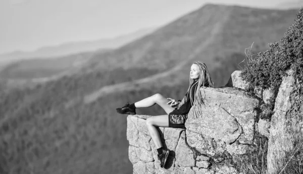 Senderismo momento de paz. Disfruta de la vista. Caminante turístico chica relajante borde acantilado. Peligroso relajarse. Concepto extremo. En el borde del mundo. Mujer sentarse en el borde del acantilado en las altas montañas paisaje fondo —  Fotos de Stock