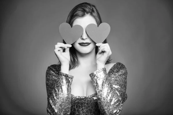 Meisje in het dateren van de liefde. Obsessie-concept. Verliefd worden. Meisje schattig fashion model make-up gezicht houdt hart valentines kaart. Hou van eerste gezicht. Vrouw in stijlvolle jurk houdt symbool liefde. Romantische sfeer Rechtenvrije Stockfoto's