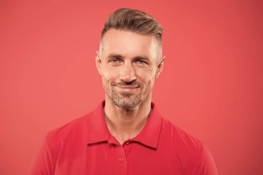 Kıl ve sakal. Adam olgun iyi görünümlü model. Maço olmak ne demek? Doğal güzellik. Adam çekici bakımlı yüz saç. Berber dükkanı konsepti. Grizzle saçı. Berber kuaförü