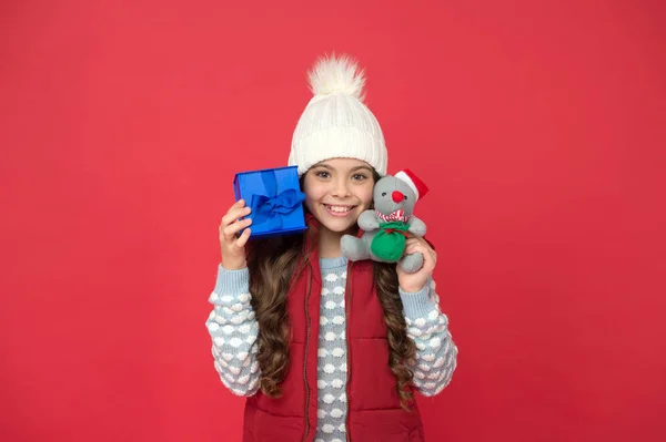 Это выгодная сделка. мышиный символ года. милая маленькая девочка держать мышь игрушку. ребенок вязала зимнюю одежду играть с игрушечной крысой. магазин игрушек для детей. Рождественские подарки онлайн. в рождественском настроении. С Новым 2020 годом — стоковое фото