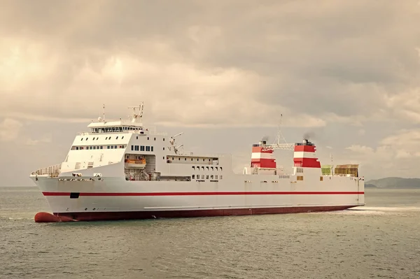 En todo el mundo. Crucero a la orilla del mar. Transatlántico en el mar. Transporte de agua y embarcación. Viajar por mar. Vacaciones de verano en la isla. Transporte marítimo. Gran barco en movimiento en olas de agua de mar — Foto de Stock