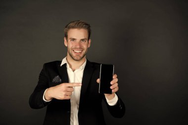 İş için çözüm. Yeni sürümü indirin. Yazılım güncellemesi. Adam sakallı akıllı telefon kullanıcısı. Adam akıllı telefon ekranı kopyalama alanı gösterir. Adam memnun akıllı telefon için uygulama deneyin. Yararlı uygulama