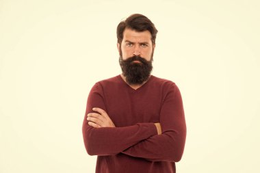 Tarzına güveniyor. Bıyıklı bir hippi. Kuaför salonu. Berber dükkanından berbere. Erkek modası ve güzellik. sakal bakımı. Vahşi adam beyaz arka planda izole edilmiş. Olgun sakallı adam