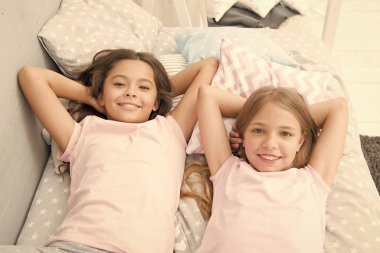 Gün kadar mutlu olmak uzun. Küçük mutlu kızlar yatak odasında öğle uykusuna yatıyorlar. Sevimli küçük çocuklar yatakta dinleniyor. Mutlu çocukluğun tadını çıkarıyorum. Kaygısız ve mutlu