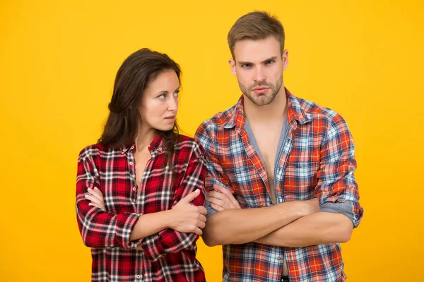 Problemas en la relación. pareja romper. psicología familiar. camisa a cuadros hombre y mujer. estudiantes serios fondo amarillo. Vamos a hablar. malentendido en las relaciones. esto es crisis de conflicto — Foto de Stock