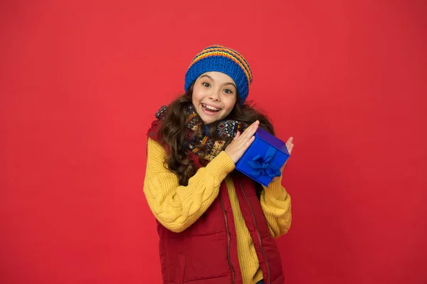 買い物の幸せ。幸せな冬の休日。小さな女の子が帽子とスカーフを編んだ。クリスマスの準備だ。クリスマスパーティーに行くんだ。季節のショッピング販売。子供の頃の幸せ。冬の女の子現在のボックス — ストック写真