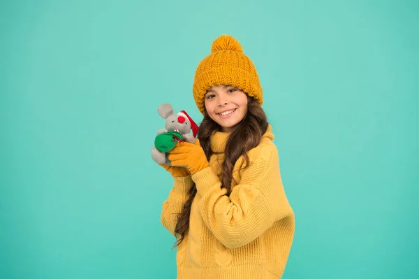 Šťastný nový rok2020. symbol myši roku. roztomilá holčička držet myš hračku. dítě pletené teplé oblečení hrát krysa hračka. hračkářství pro děti. koupit vánoční dárky. být ve vánočním rozpoložení. Home shopping — Stock fotografie