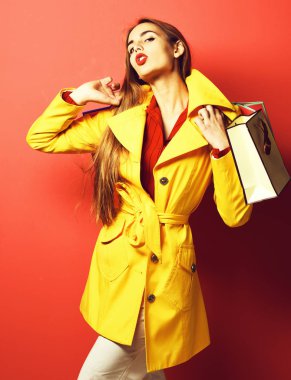 Mandallı, renkli bir kız.