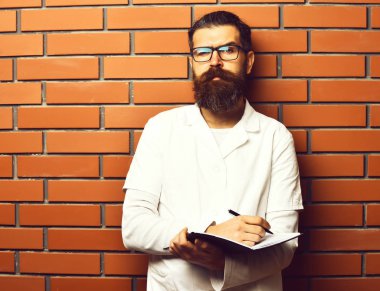 Kaba sakallı Kafkas doktor ya da not defterli lisansüstü öğrencisi.