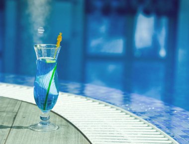 Bardakta mavi kokteyl