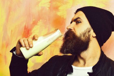 Sakallı, beyaz tenli hippi elinde cam süt kavanozu tutuyordu.