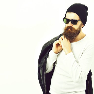 Sakallı, vahşi, beyaz, elinde şişe tutan hippi.