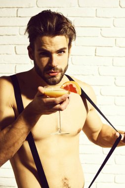 Yakışıklı, sakallı, maço, seksi adam.