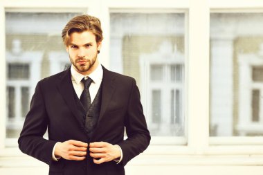 Ofiste iş adamı. Güven ve karizma