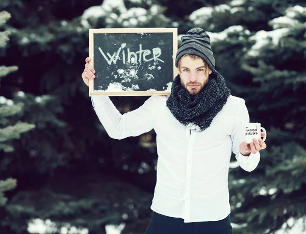 Hombre guapo con taza y pizarra en invierno al aire libre —  Fotos de Stock