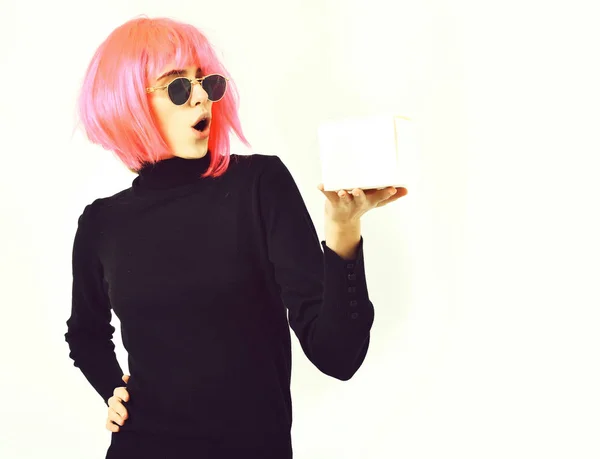 Fashionabla flicka i rosa peruk innehav måltid låda — Stockfoto