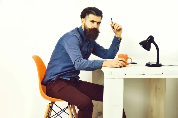 Skäggig man, brutal kaukasisk allvarlig hipster med mustasch — Stockfoto