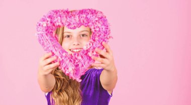 Sevgililer Günü'nü kutluyorlar. Tatil Dekorasyonu seviyorum. Aşk kavramı. Kız şirin çocuk gösteri kalp şeklinde dekor. Aşk sembolü. Uzun saçları yüzünü göster kalp için mutlu olan sevimli kız evlat. Kalp bölümünde bak