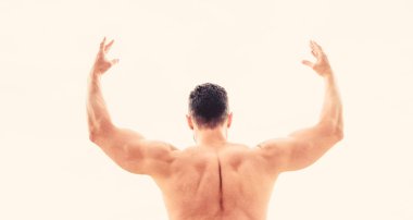 Spor motivasyonu. Şampiyon ve kazanan kavramı. Başarıyı kutlayan adam. Vücut geliştirmeci güçlü kas sırt güçlü ve üstün duygu. Başarıya ulaşmak. Başarılı atlet. Zafer ve başarı