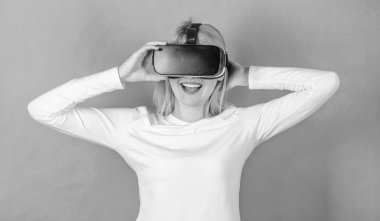 Sanal gerçeklik giyen kadın yeşil arka planda gözlükler. Dijital arabirimi ile etkileşim artar dünya keşfetmek mutlu bir kadın. VR aygıt kullanan kadın. Cyber oyun ve Vr teknolojisi.