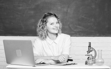 Kendi araştırma projeni başlat. Üniversite öğrencisi ya da öğretmen. Burs ve burs için başvurun. Diz üstü bilgisayarı ve mikroskobu olan öğrenci kız. Yetenekli gençler için eğitim programı