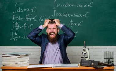 Hayır, olamaz. Sakallı adam öfkeyle saçlarını yoluyor. Öğretmen öfke hissediyor. Öfke kontrolü. Öfke parıltısı