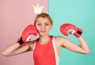 Başarı için savaş. Kadın boksör boks eldivenleri. Kız kraliçe spor şampiyonu. En iyisi ol. Kazanan kadın. Boks ringinin kraliçesi. Prenses tacı takan sporcu kadın. Zafer konsepti. Mutlu kadın parti tacı