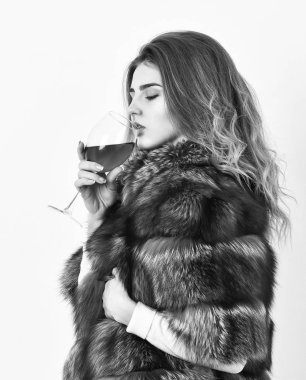 Nedenleri, kışın kırmızı şarap içmek. Kadın şarap içeriz. Kız moda makyaj giyim kürk manto cam alkol tutun. Elit eğlence. Bayan moda modeli kıvırcık saç modeli elit şarap tadını çıkarın. Şarap kültürü kavramı