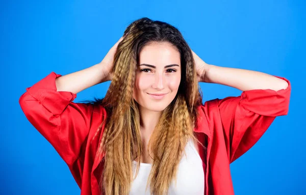 Haar Crimping-Methode Styling Haar. Selbsthilfe. Shampoo und Conditioner. Verwöhnprogramm. Friseursalon. beschädigtes Haar. Gekräuselte Frisur. Mädchen stilvolle Frisur auf blauem Hintergrund. zusätzliches Volumen — Stockfoto