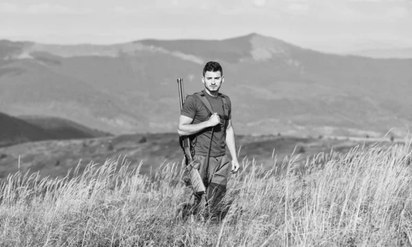 Er is veiligheid in cijfers. Hunter hobby. militaire stijl. mannelijk in camouflage. gespierde man Hold wapen. doel en succes. leger troepen. Sniper bereiken doel berg. soldaat in het veld. Veelhoek — Stockfoto