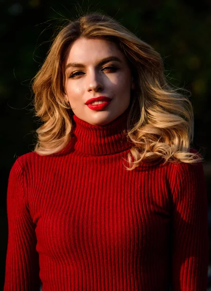 Was für eine Schönheit. Mädchen roter Lippenstift im Strickpullover. Kosmetik und Hautpflege Trend. Herbst Frau lockiges Haar im Freien. weibliche Schönheit. Friseur und Make-up. Herbst-Modesaison. Mädchen lange blonde Haare — Stockfoto