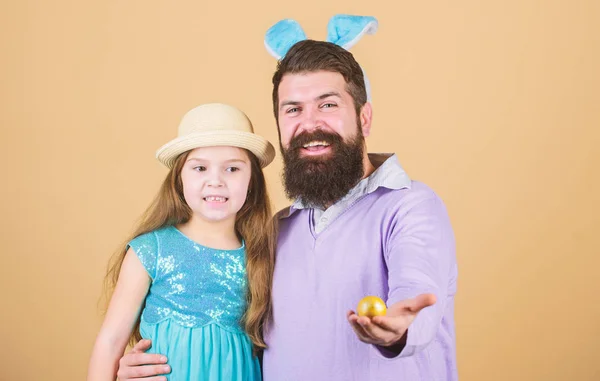 Malování vajíček se svým dítětem. Rodina otec bunny a dcera o Velikonocích. Šťastný otec a dítě s barevné velikonoční vajíčka. Šťastná rodina. Rodina slaví Velikonoce. Rodina na každoroční velikonoční vajíčka — Stock fotografie