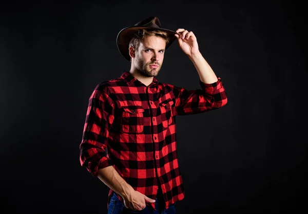 EE.UU. costumbre. Hombre de estilo vintage. Vaquero retro del Salvaje Oeste. vaquero en el campo. Western. retrato vaquero occidental. rodeo del oeste salvaje. Un hombre guapo con sombrero. hombre camisa a cuadros en rancho —  Fotos de Stock