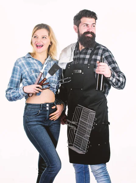 Bier en BBQ. vriend en vriendin met behulp van barbecue set. Gelukkig paar klaar voor het koken barbecue. Man en vrouw houden barbecue grill. Genieten van barbecuefeest — Stockfoto