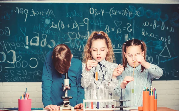 Biologiestudenten experimentieren im Labor mit dem Mikroskop. Chemie-Ausrüstung. Kleine Kinder lernen Chemie im Schullabor. Glückliche Kinder. Chemieunterricht. Chemieunterricht. selbstbewusster Wissenschaftler — Stockfoto