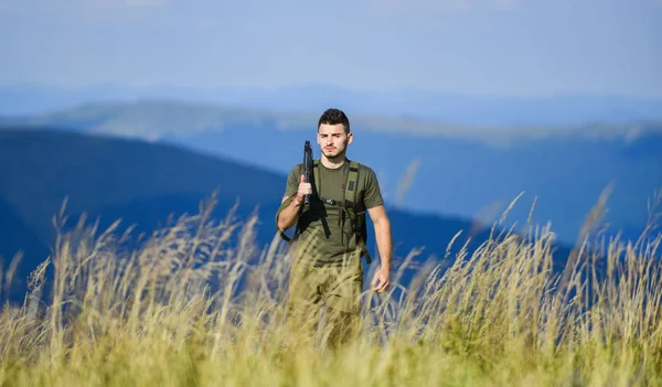 Recuerda siempre. Hombre listo para disparar. Hunter. Fuerzas del ejército. francotirador llegar a la montaña objetivo. soldado en el campo. polígono. Hombre musculoso sostiene el arma. propósito y éxito. estilo militar. varón en camuflaje —  Fotos de Stock