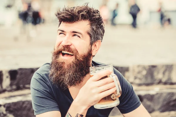 Homem barbudo com copo de cerveja ao ar livre. Hipster maduro com barba de cabelo bebendo cerveja. Relaxa. Um macho brutal precisa de um refresco. beber bebida alcoólica cerveja. Saúde. — Fotografia de Stock