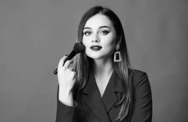 İyi görünmek ve kendinden emin hissetmek. Muhteşem bayan makyaj kırmızı dudaklar. Model tv sunucusu. Makyaj fırçası uygulayan çekici kadın. Tüm kusurları gizliyor. Mükemmel cilt tonu. Makyaj sanatçısı kavramı