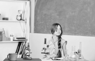 Akıllı ve kendinden emin. laboratuvar şişesi ile küçük bir kız. mikroskop ile bilim dersi. kız test tüpü ile kimya çalışma. Okula geri dön. biyoloji eğitimi. okul laboratuvarı. Modern teknoloji