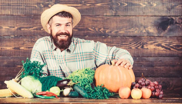 Vendere verdure. Mercato locale. Concetto di coltura coltivata localmente. Verdure fatte in casa. Acquista verdure fattoria locale. Festa del raccolto del mercato agricolo. Uomo contadino barbuto con verdure stile rustico sfondo — Foto Stock