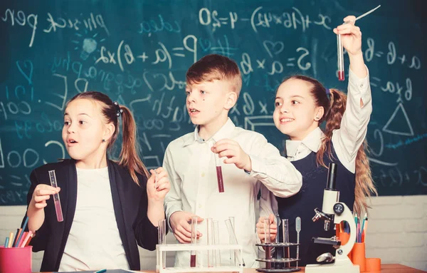 화학 장비. 화학 교육. 행복한 아이들. 화학 수업. 실험실에서 현미경으로 생물학 실험을 하는 학생들. 학교 실험실에서 화학을 배우는 어린 아이들. 자신감 있는 의사 — 스톡 사진