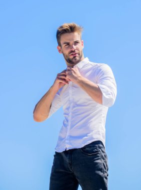 Resmi moda. Resmi tarz. Çekici bir adamın gömleğini çıkarması. Cazibesine güveniyor. Sakallı adam iş stili. Açık havada sıcak bir gün. Yakışıklı bir manken. Seksi maço adam. Sıcak mevsimi